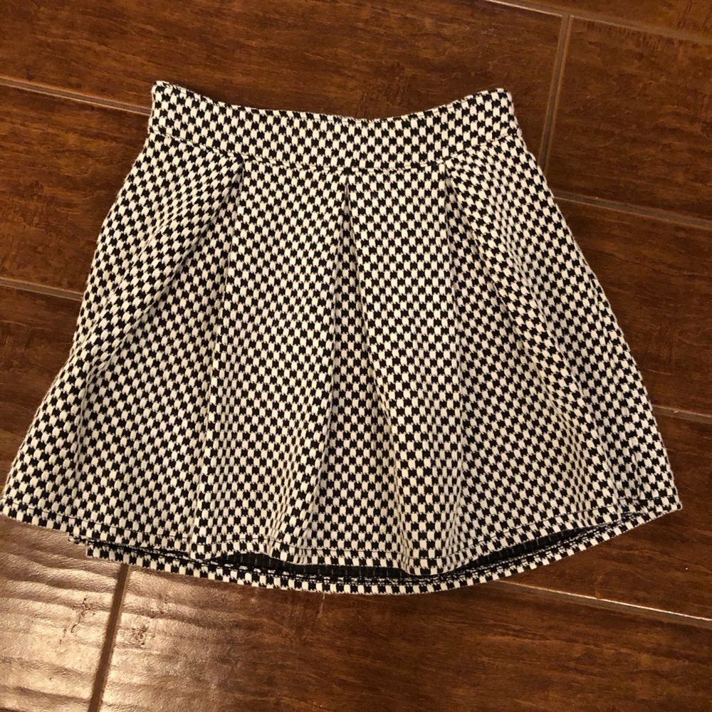 Girls black and white checkered pleated skirt